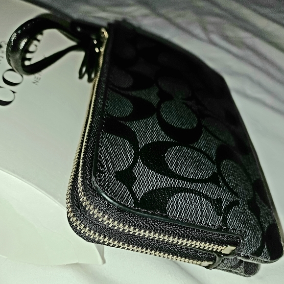🆕️ COACH DOUBLE ZIPPER WRISTLET. WITH TAGS - Picture 10 of 11